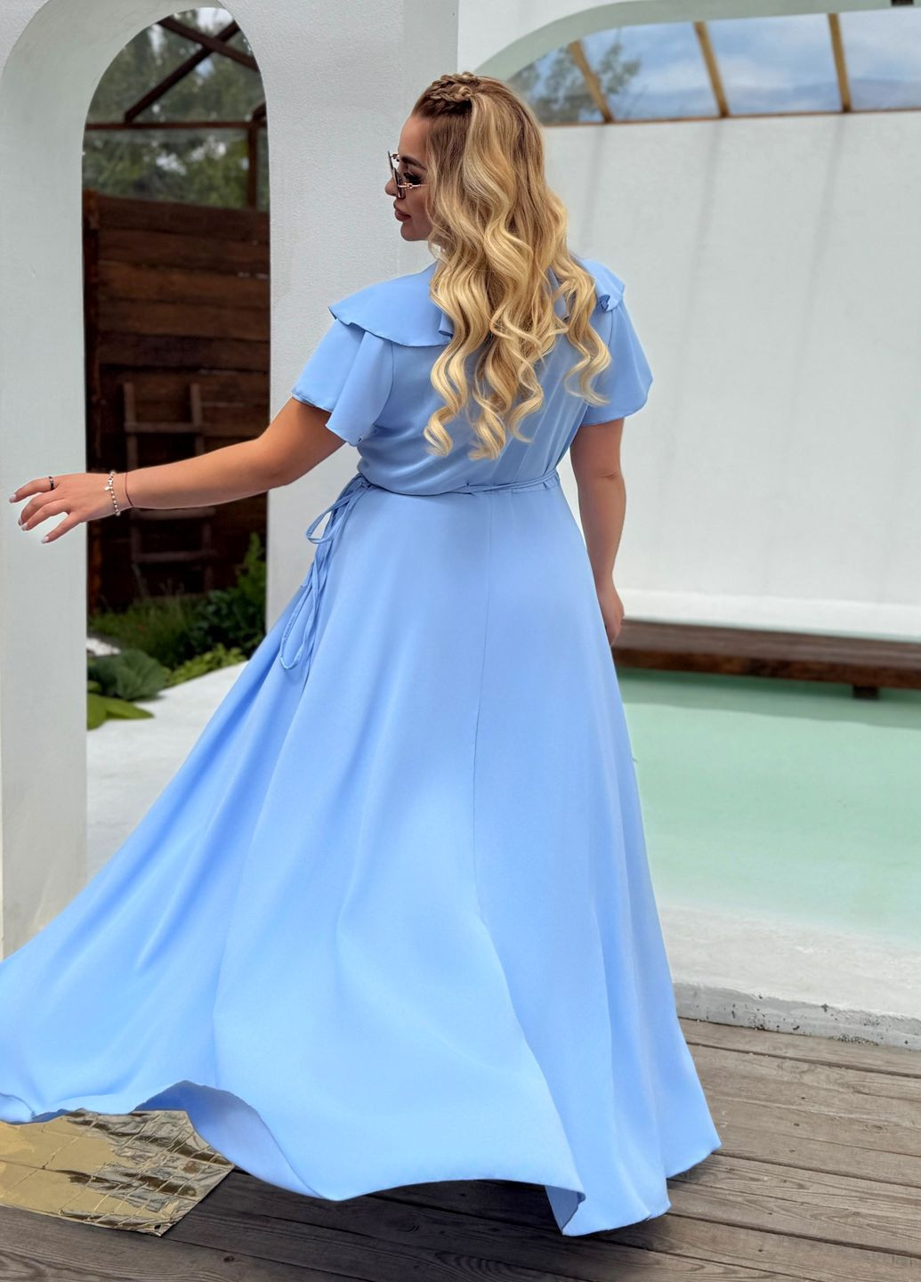 Голубое повседневный, кэжуал платье летнее макси из софта с рюшами на запах No Brand однотонное