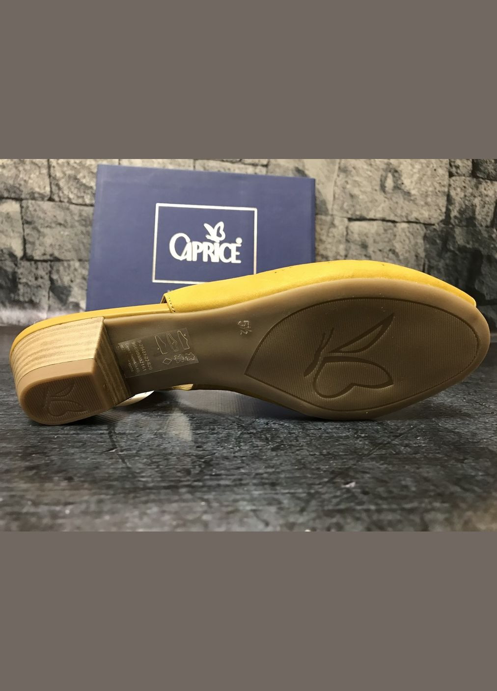 Горчичные женские натуральные босоножки на каблуке в желтом цвете,, германия. Caprice с ремешком с перфорацией