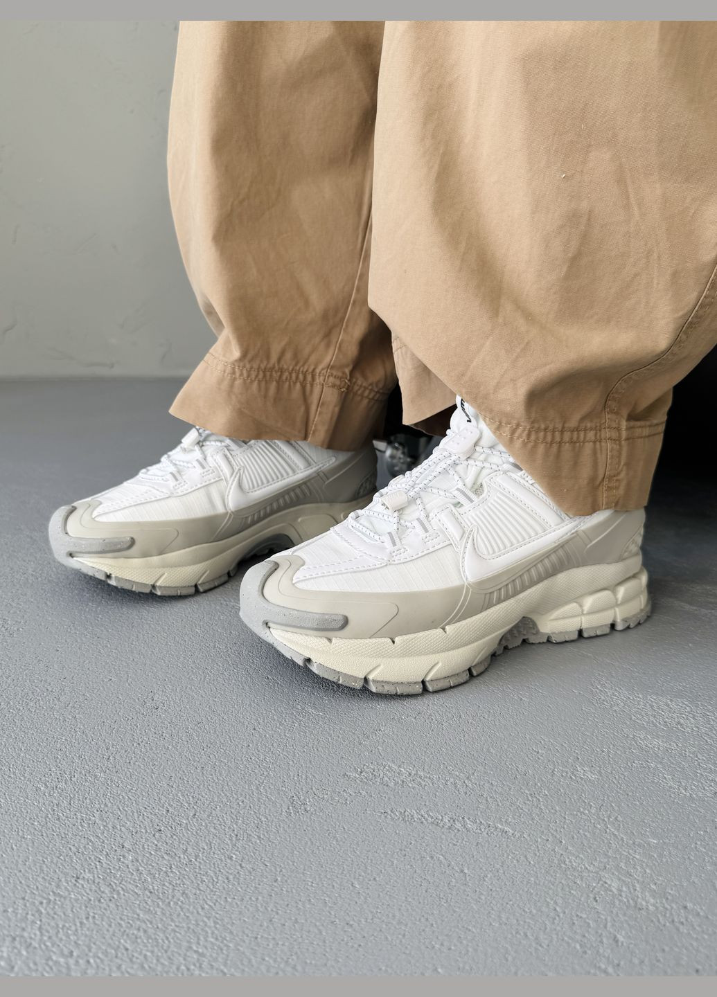 Кроссовки женские и мужские NIke Vomero Roam White Beige | Найк Вомеро Роам белые No Brand белые демисезоны (340402015)