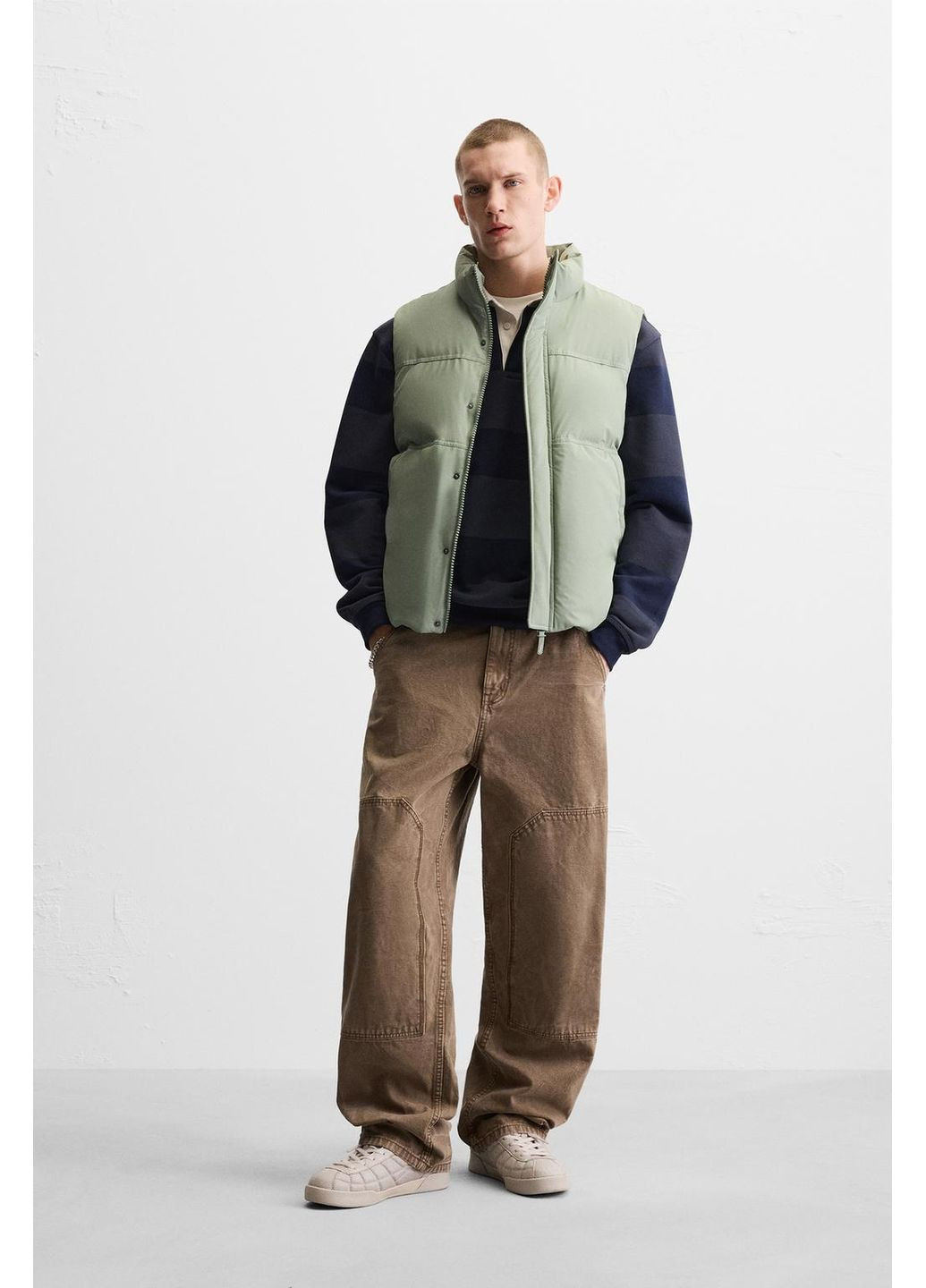 Стеганый прорезиненный жилет светлый хаки, водонепроницаемый, с карманами Zara (352742534)