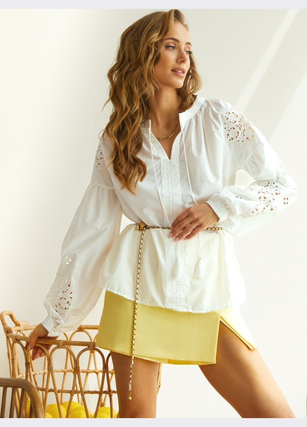 Белая блузка белого цвета с перфорацией и вышивкой Dressa