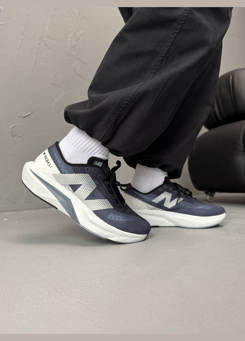 Синій Осінні кросівки чоловічі new balance fuelcell rebel v4 graphite grey white | нью беланс фьюлцел ребел сині No Brand