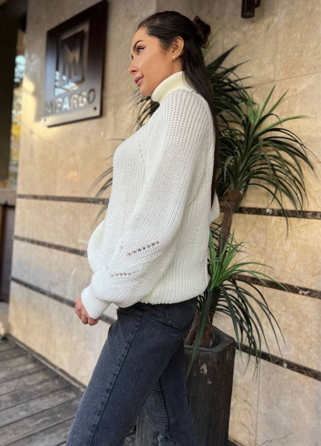 Молочный демисезонный женский свитер однотонный с горловиной и рукавом реглан Allthings