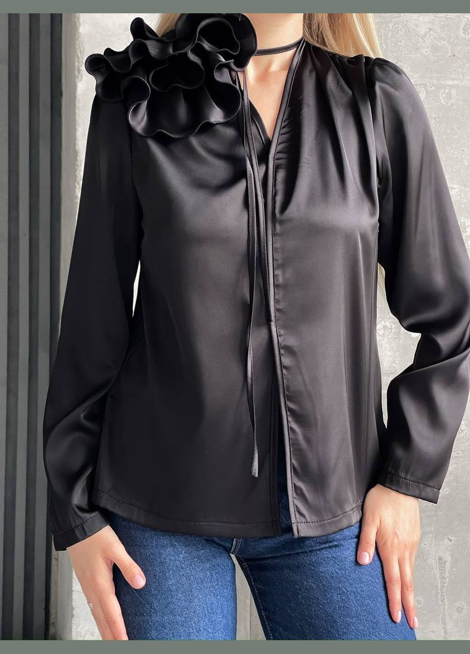 Черная демисезонная трендовая блуза с цветком-чокером Vakko