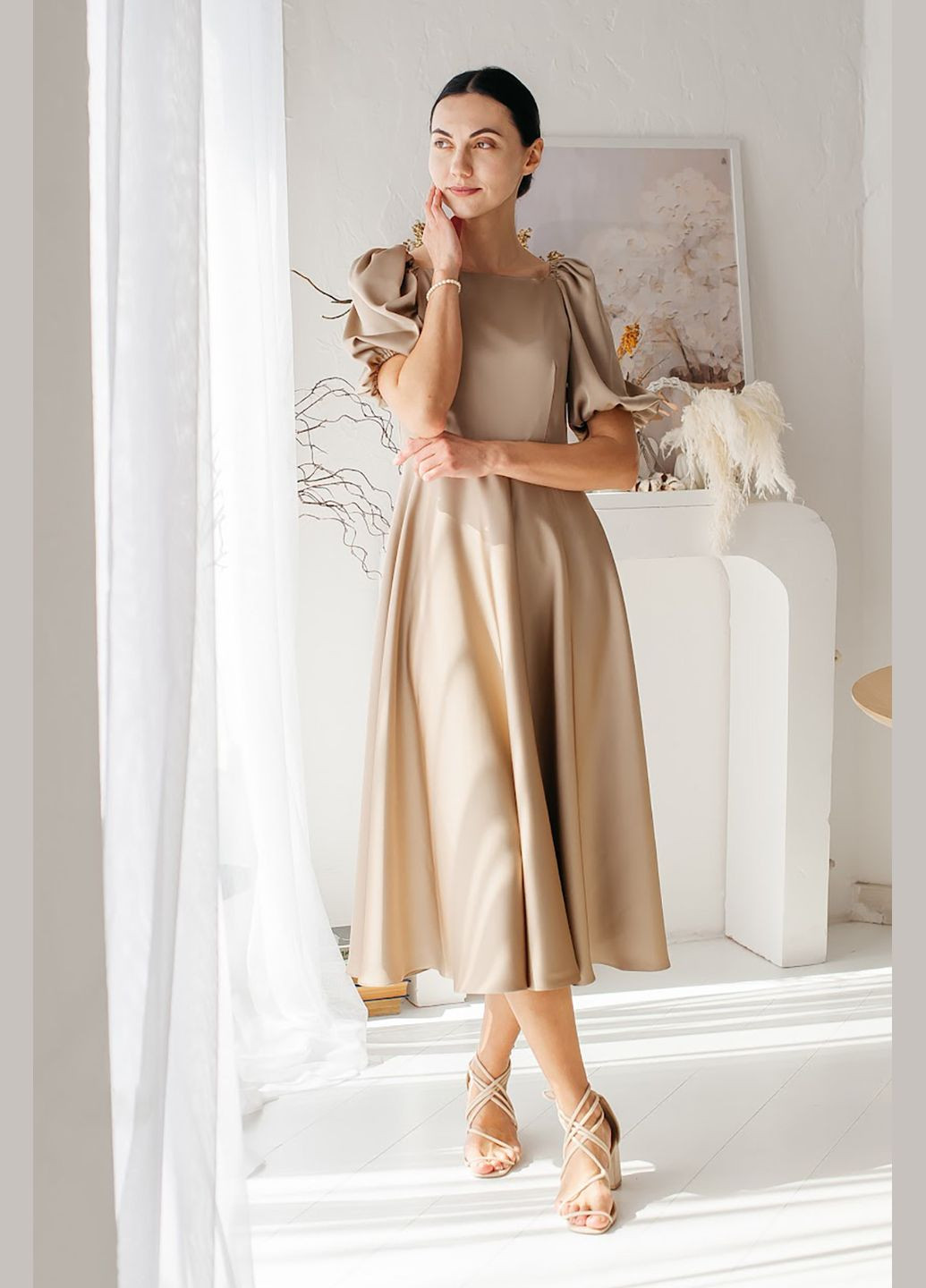 Коричнева жіноча сукня “caramel flow” з обʼємними рукавами Lana Bryk однотонна