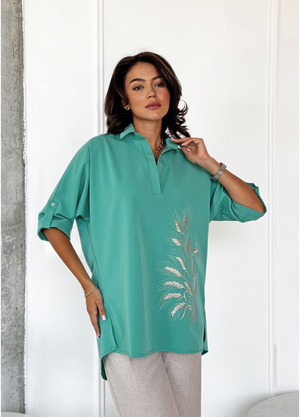 Светло-зелёная удлиненная свободная рубашка-туника из ткани тиар INNOE Блузка