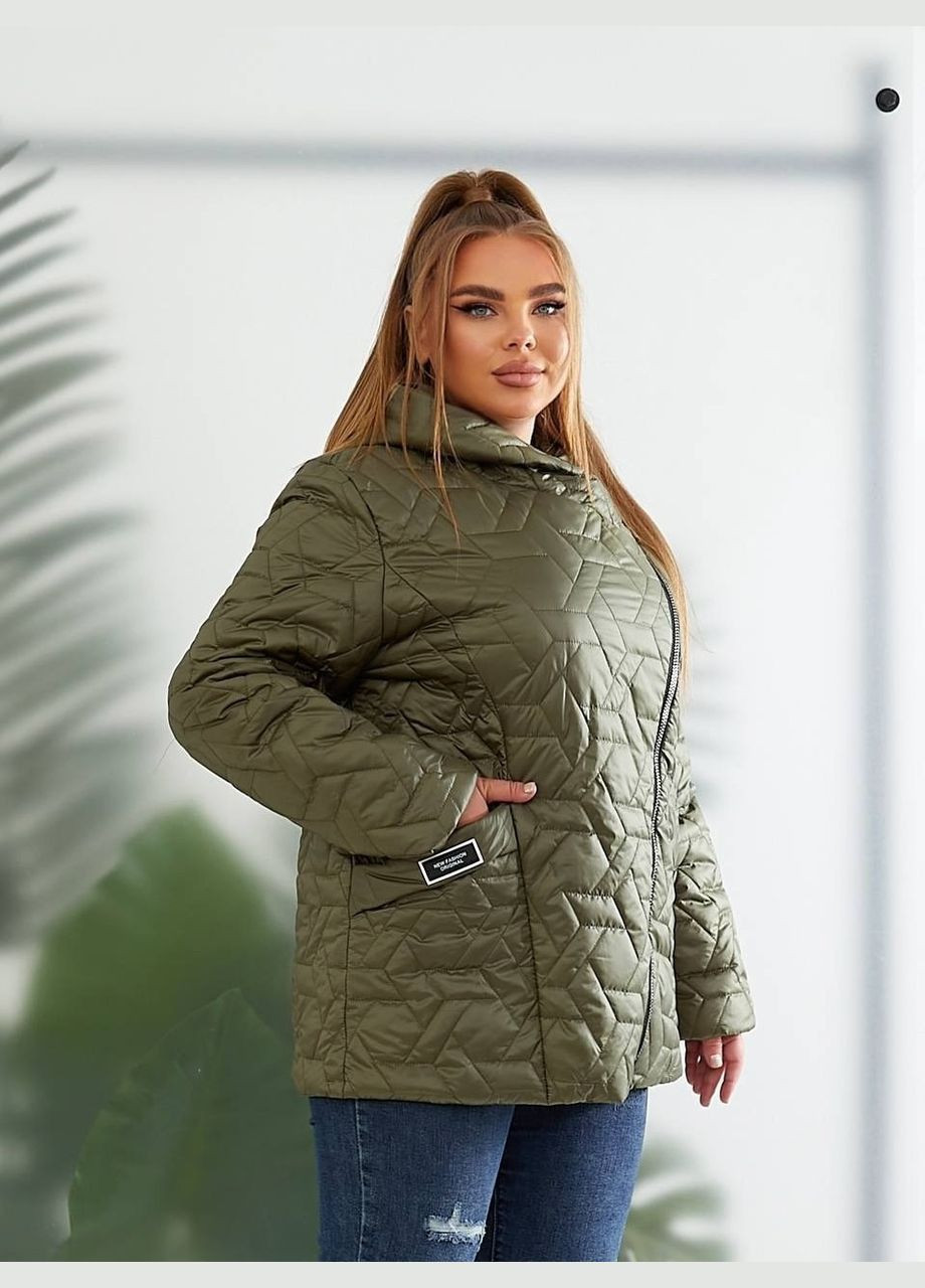 Оливкова (хакі) демісезонна куртка жіноча батал демісезонна хакі стьобана з синтепоном на косу блискавку і капюшоном косуха Viki Куртка