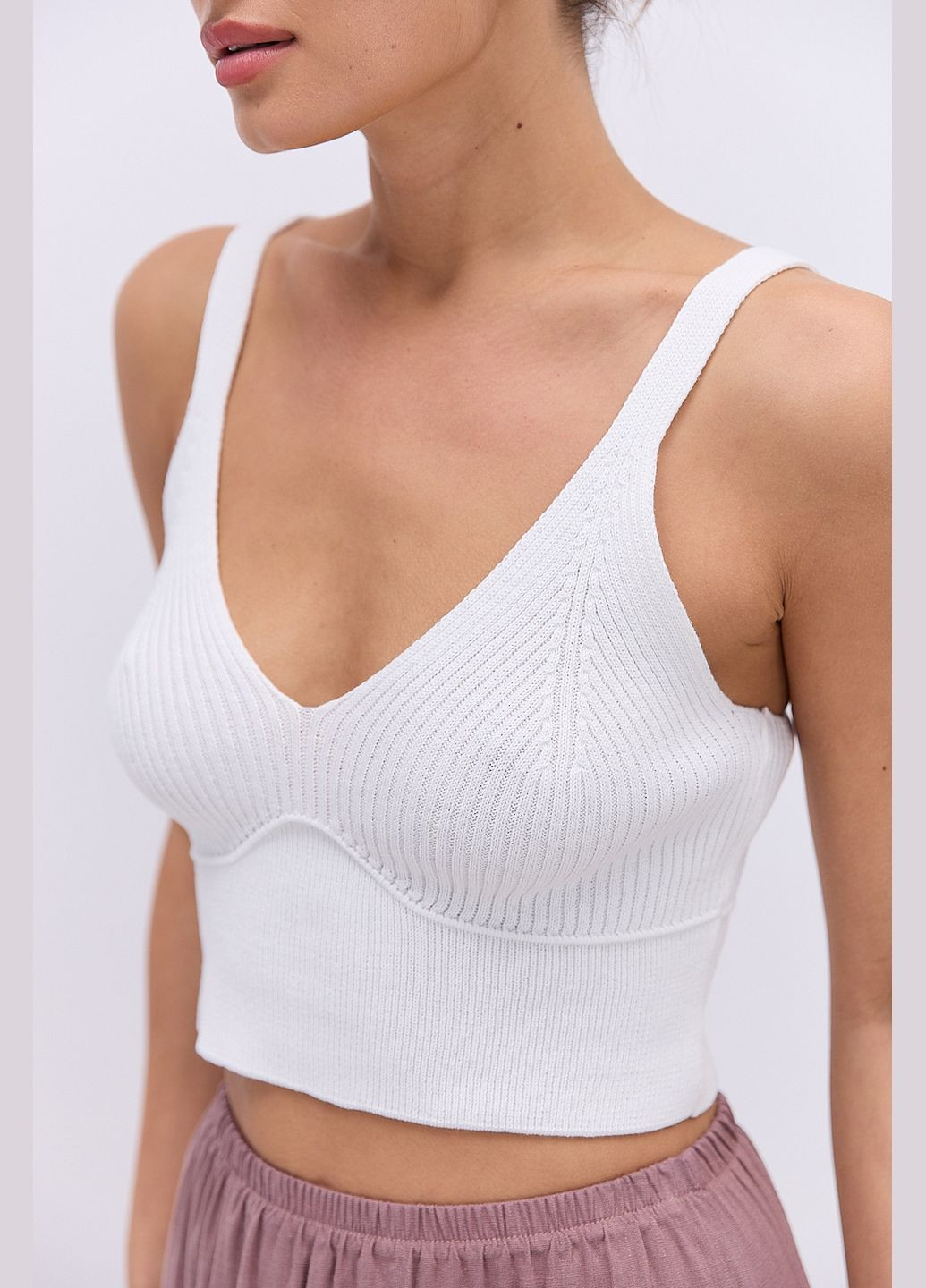 Короткий вязаный темно-коричневый топ со швом под грудью Arjen — 335213005