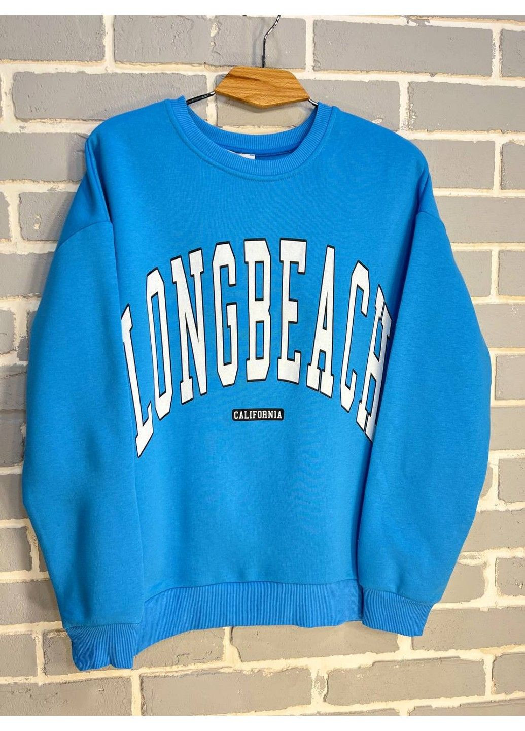 Блакитний світшот жіночий 488 напис попереду long beach фліс утеплений Quzen (304062679)