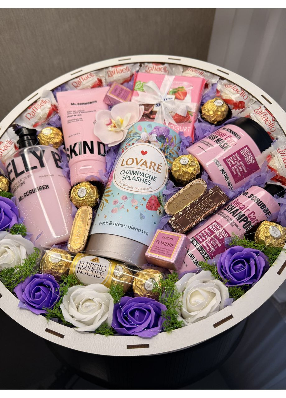 Подарунковий бокс для жінки з косметикою Mr.Scrubber, чаєм Lovare та цукерками Raffaello, 40×9 см No Brand (366299941)