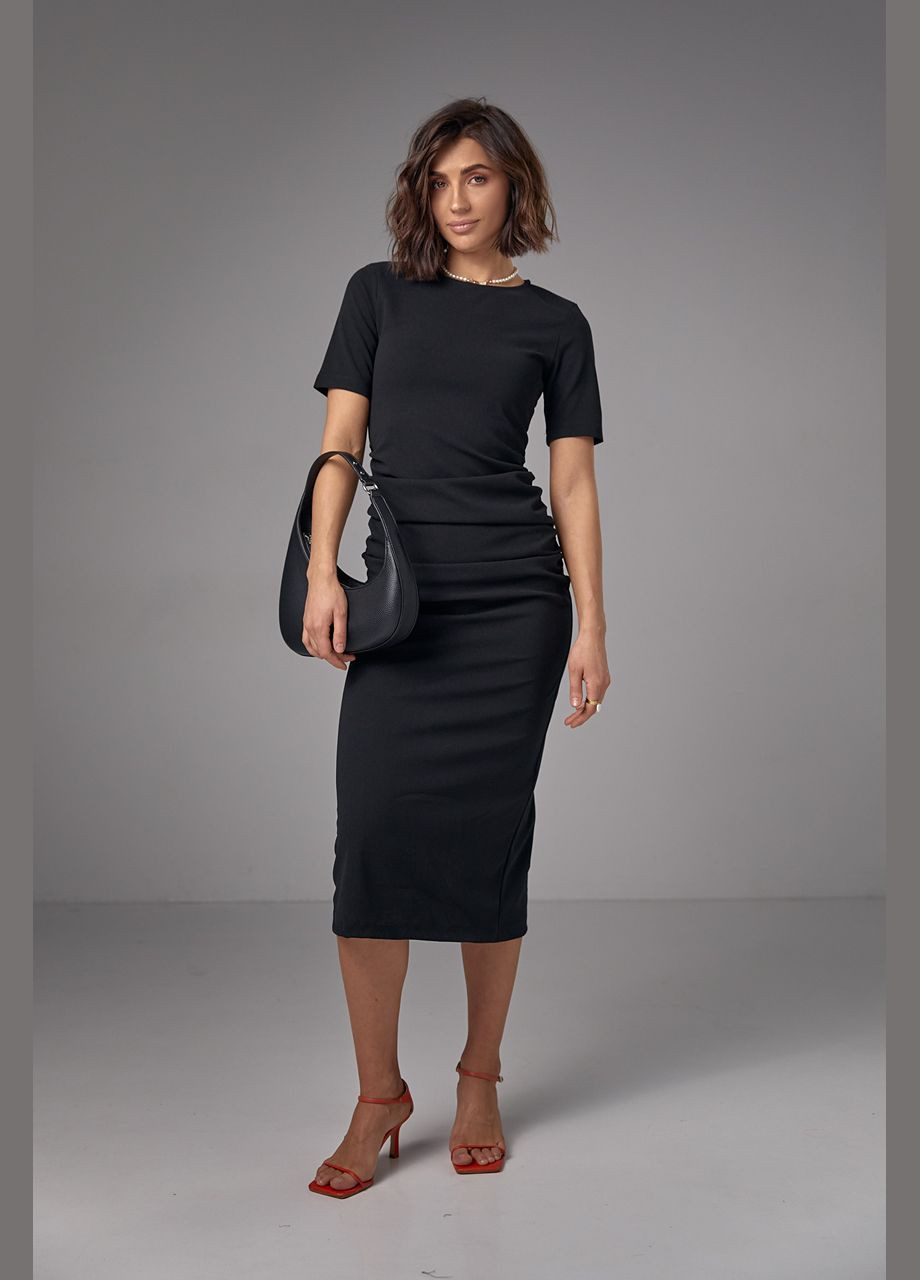 Чорна силуетна сукня міді з драпіруванням Lurex