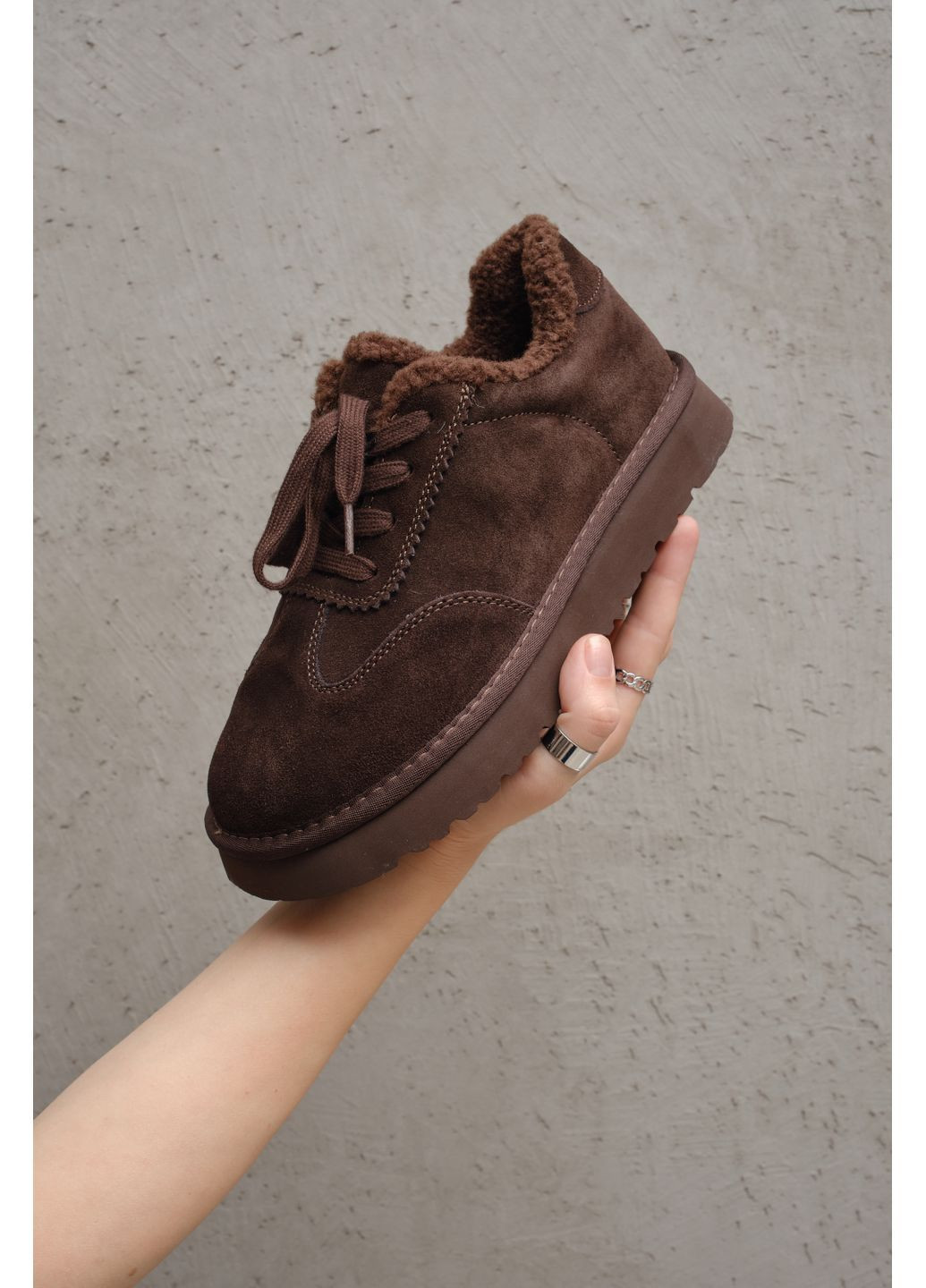 Темно-коричневые женские зимние замшевые кеды тёмно-шоколадного цвета с меховой отделкой на удобной подошве ITTS