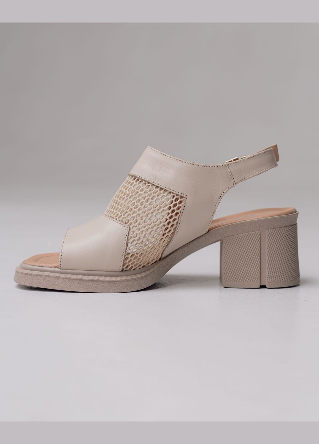Бежевые босоножки на каблуке с сеткой бежевые кожа Krula с ремешком
