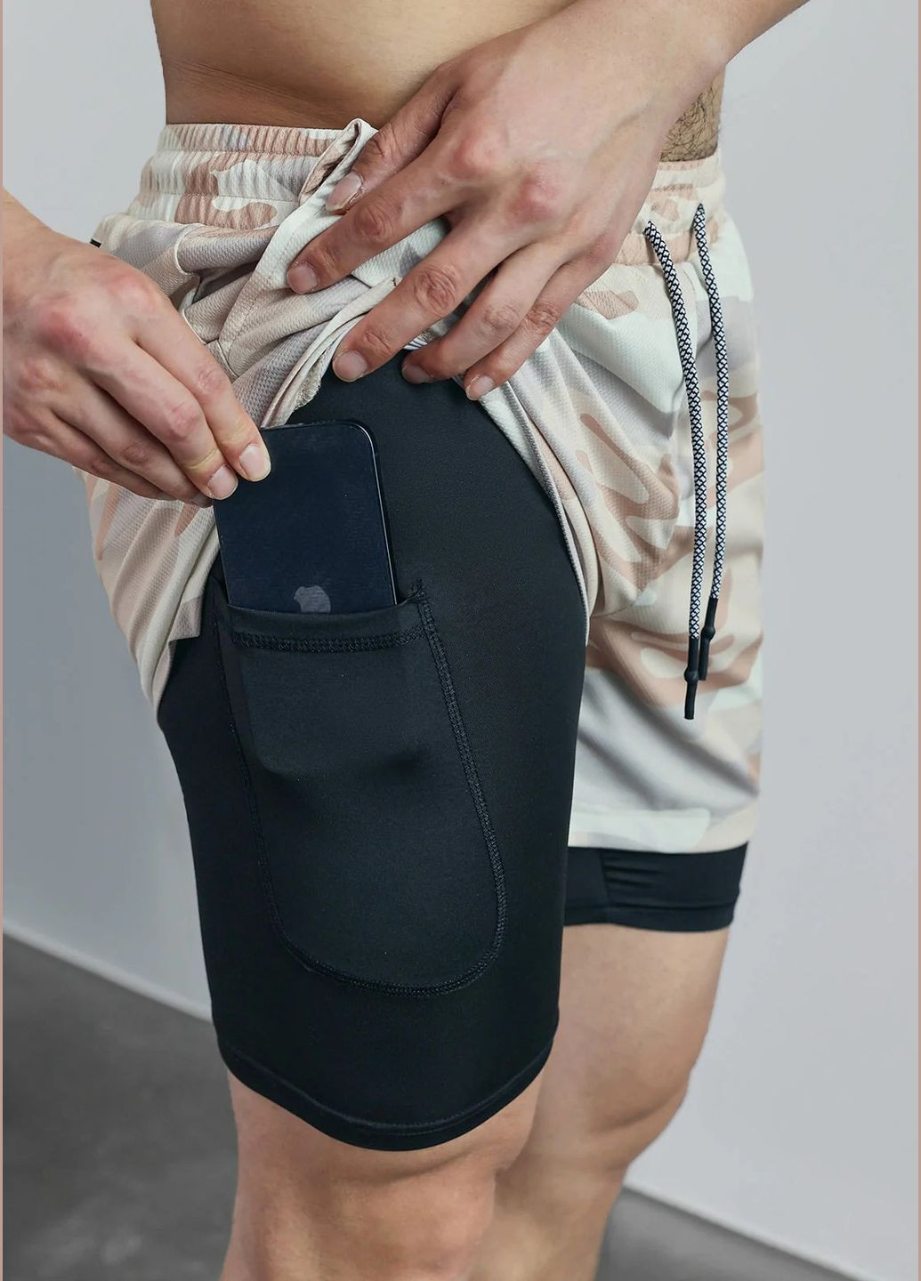 Спортивные шорты бежевый камуфляж с черными тайтсами для тренировок и бега No Brand (348317808)