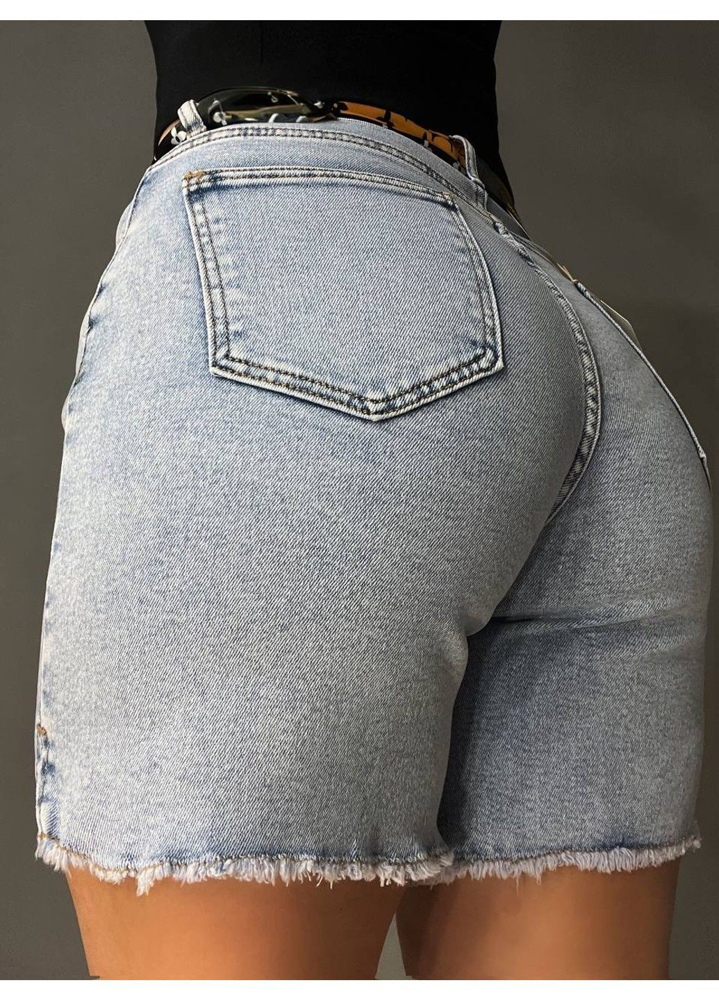 Шорты женские джинсовые 4087 средней длины с разрезами и ремнем голубые Vindasion (330940328)