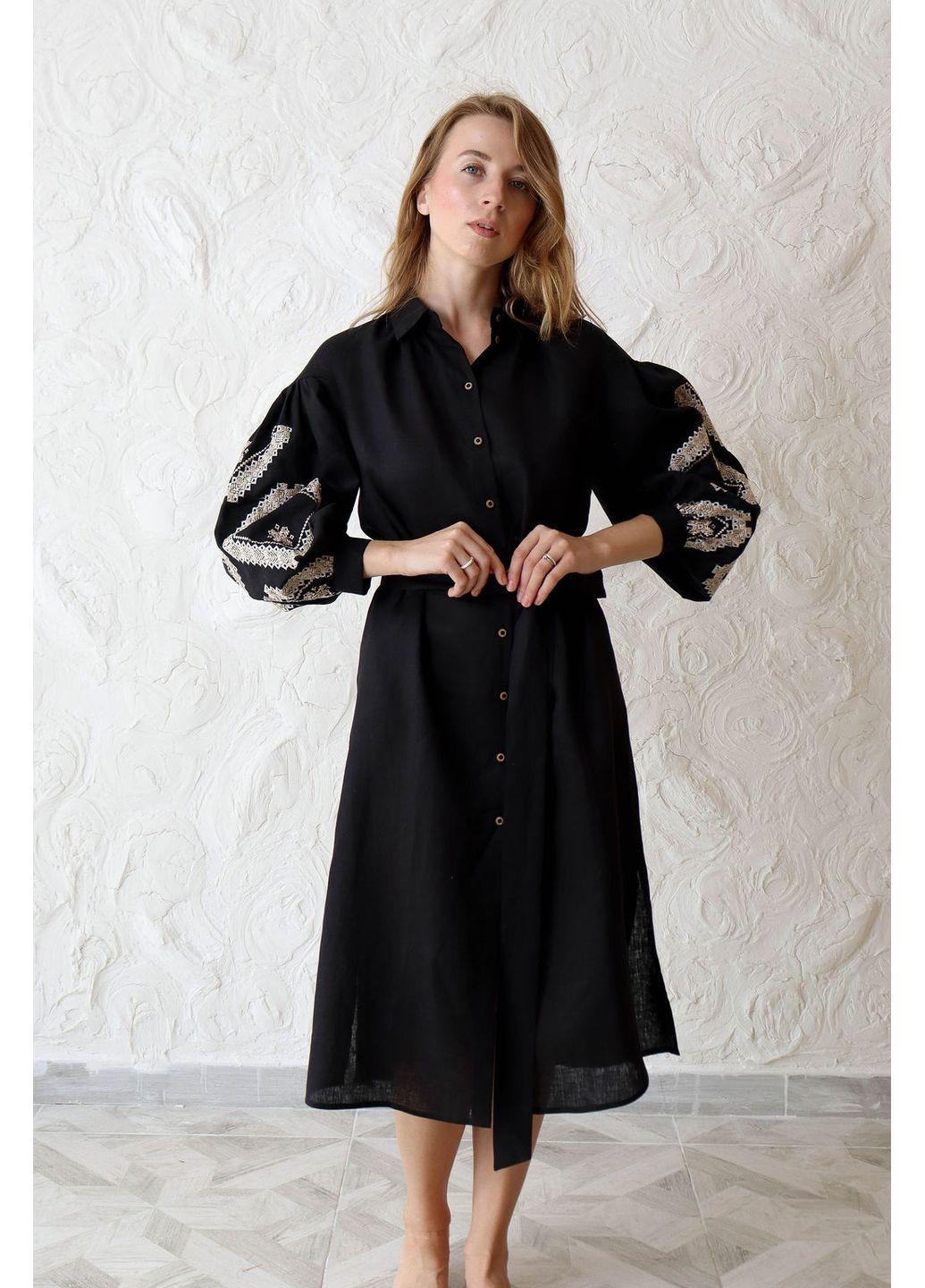 Чорна сукня жіноча «зерно» з машинною вишивкою, 100% льон, розміри xs–4xl, з кишенями та поясом MOTYV з геометричним візерунком