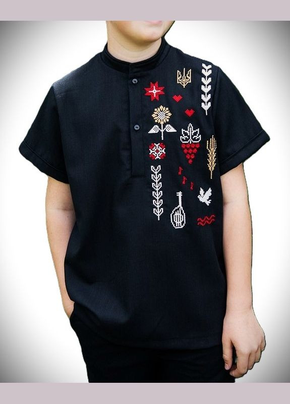 Чёрная вышиванка для мальчика с коротким рукавом в современном стиле узор орнамент лен (341491600)