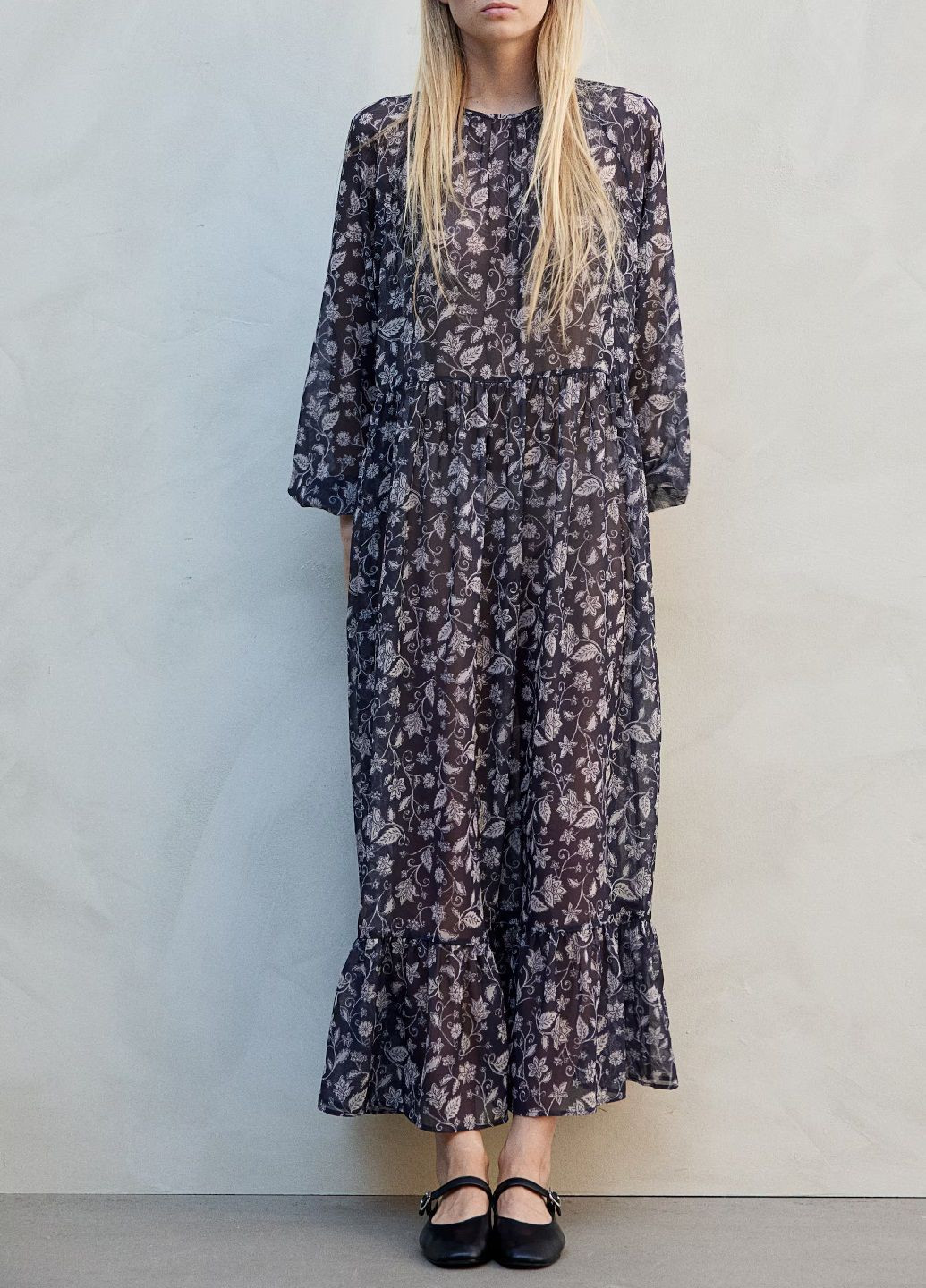 Черное повседневный платье H&M с цветочным принтом