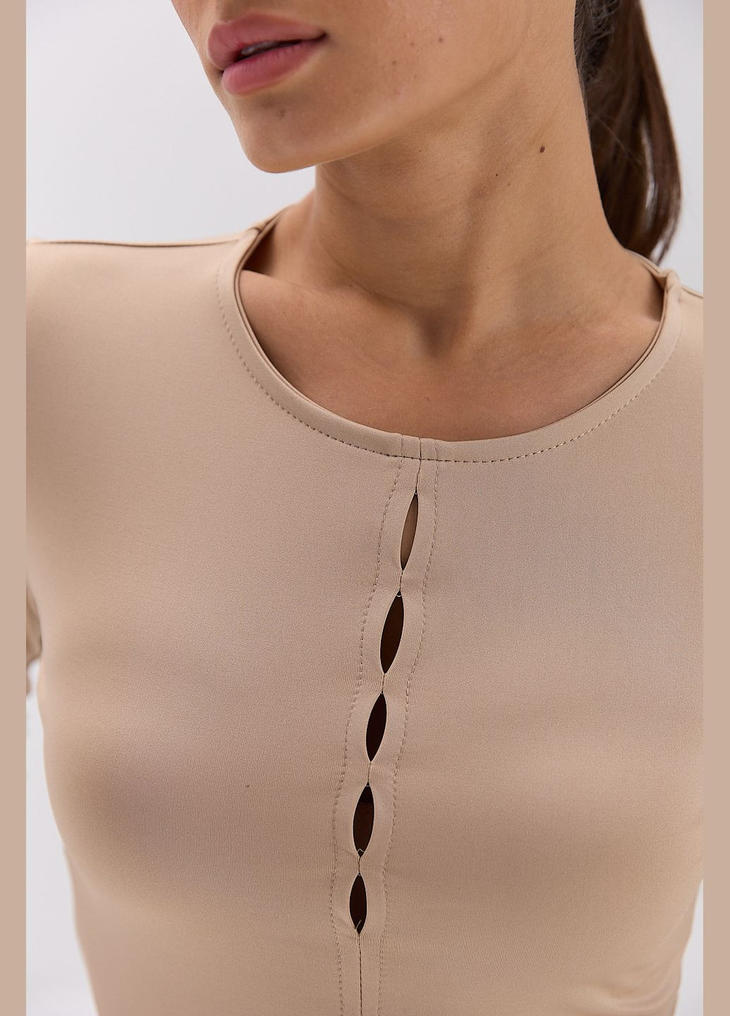 Жіночий бежевий лонгслів з вирізами спереду вгорі Arjen (317233867)