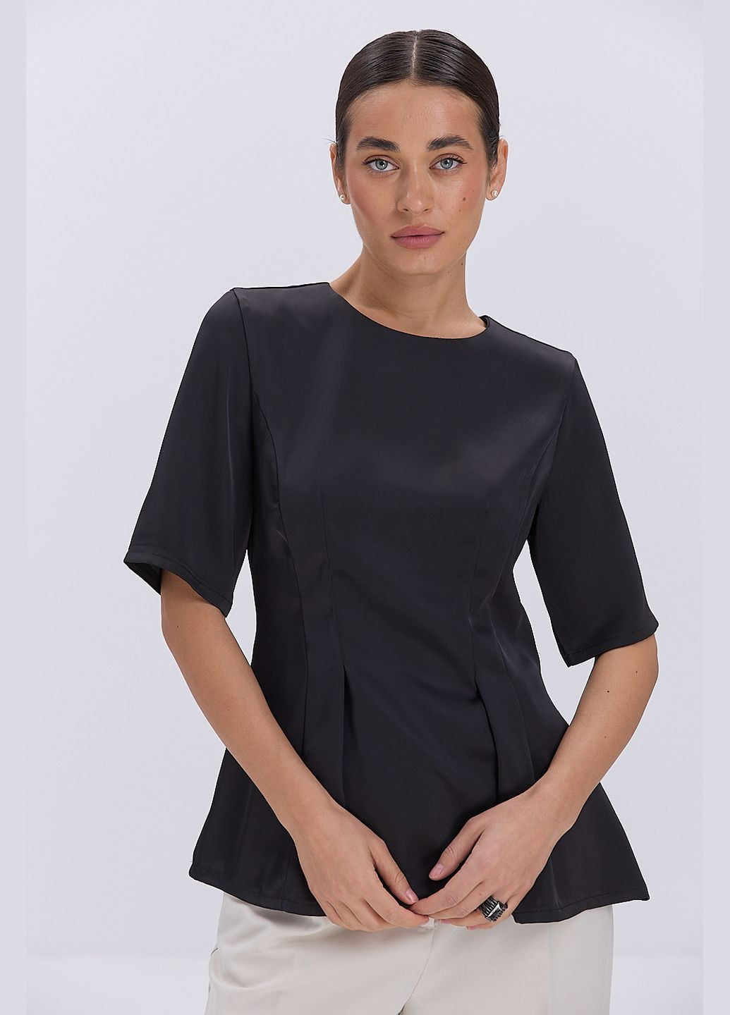 Чёрная атласная блуза с короткими рукавами и молочной баской Arjen