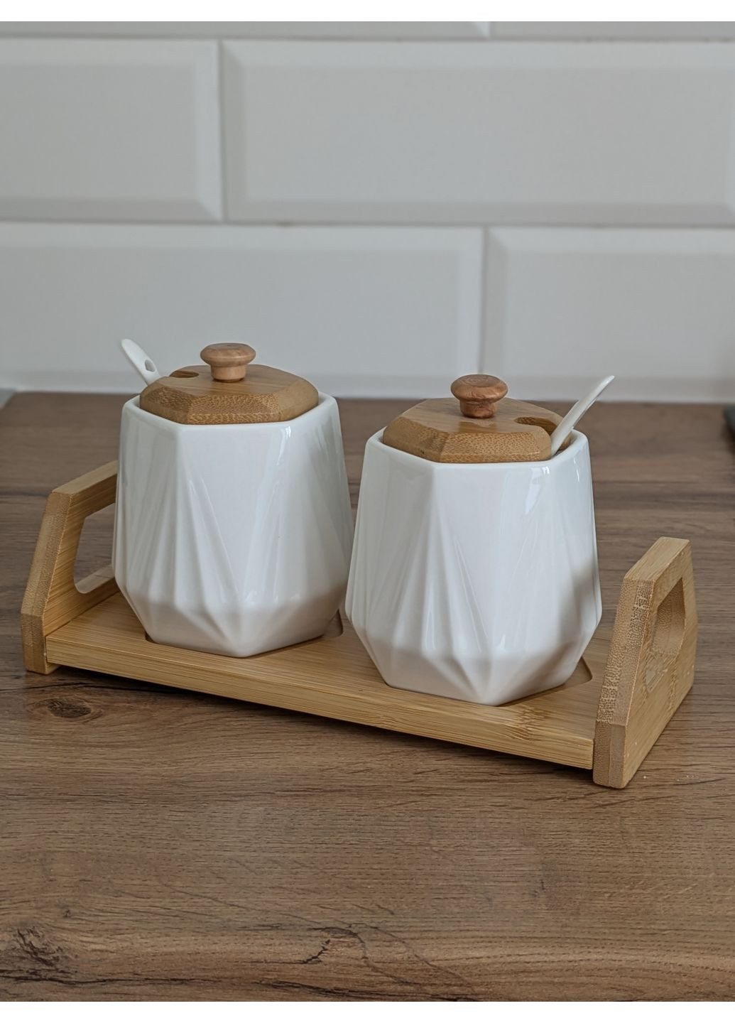 Набір ємностей на бамбуковій підставці 2 ємності 330мл білі BonaDi (361125586)