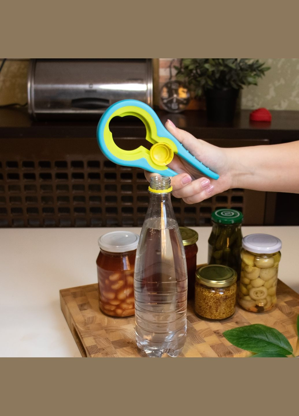 Многофункциональная открывалка евро ключ съемник для открывания и закрывания винтовых крышек твист Салатовый с голубым Kitchen Master (301023026)