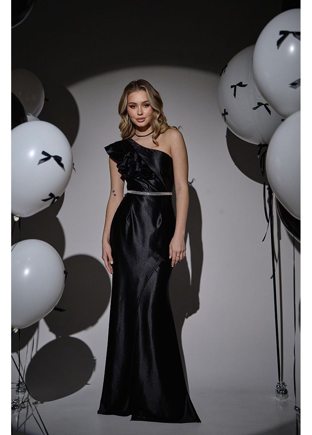 Чорна вечірня сукня асиметрична з рюшами 25003 чорна Tanita-Romario