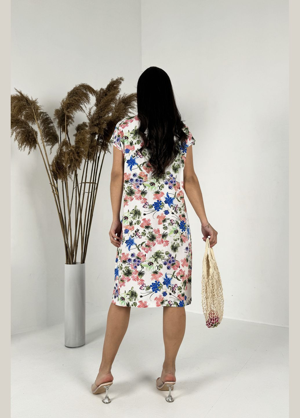 Белое повседневный, кэжуал нежное стильное платье-футболка со штапелем в цветочный принт платье-футболка INNOE с цветочным принтом