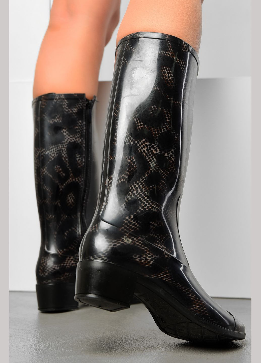 Черные сапоги резиновые высокие женские черного цвета Let's Shop