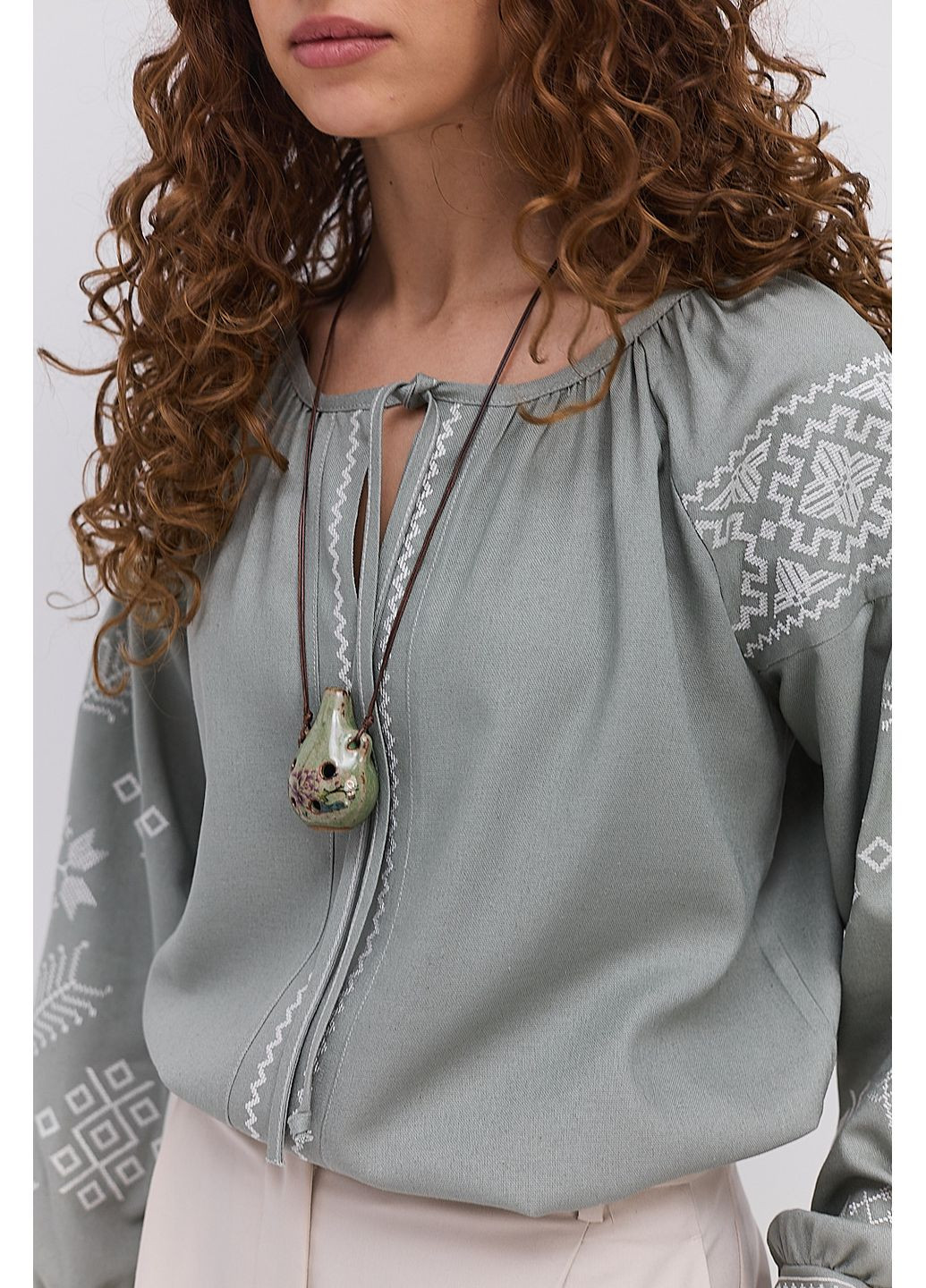 Оливкова жіноча вишиванка з геометрією гладдю і зав'язками на манжетах Arjen (302652036)