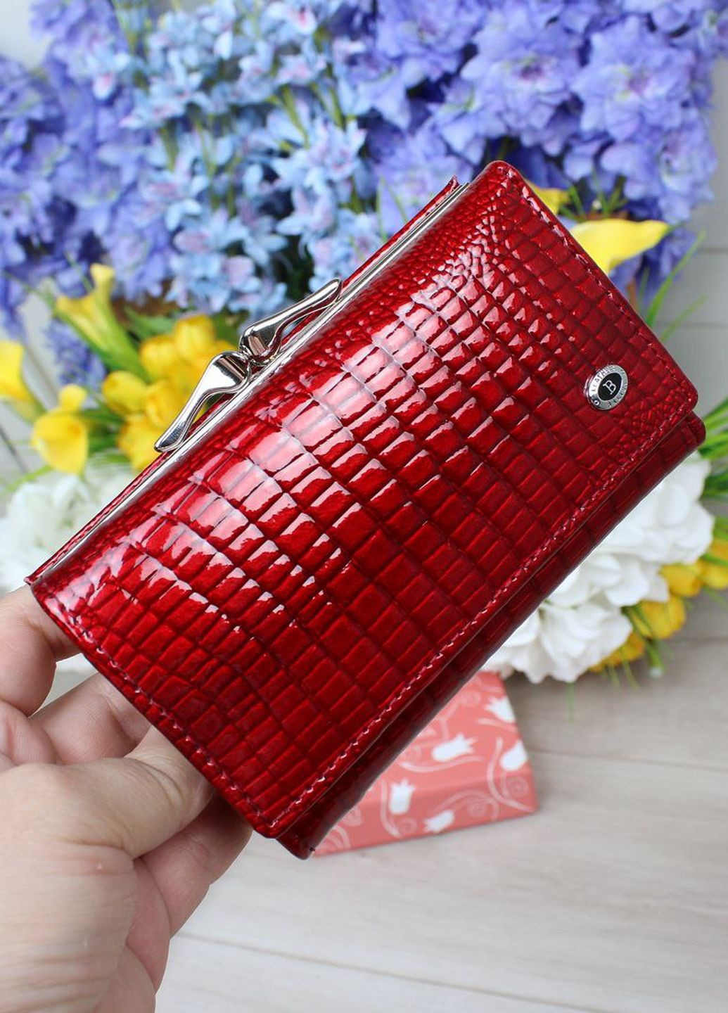 Женский бумажник-бифолд из натуральной лакированной кожи с тиснением "крокодил" Vishnya (322763798)