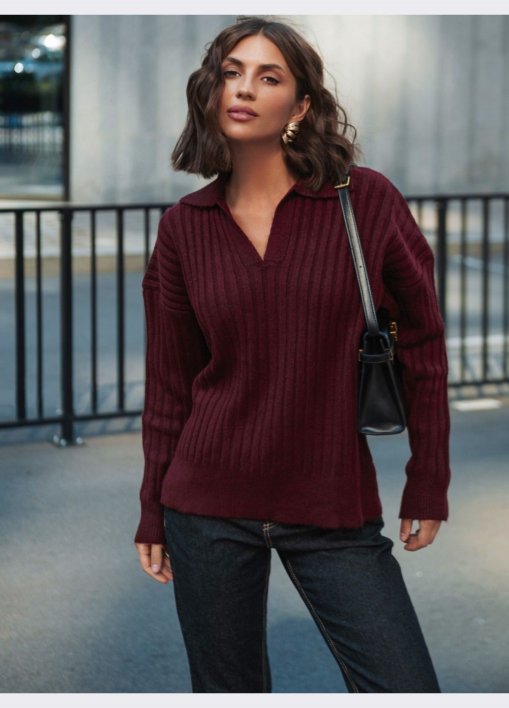 Бордовий демісезонний светр бордового кольору з коміром поло Dressa