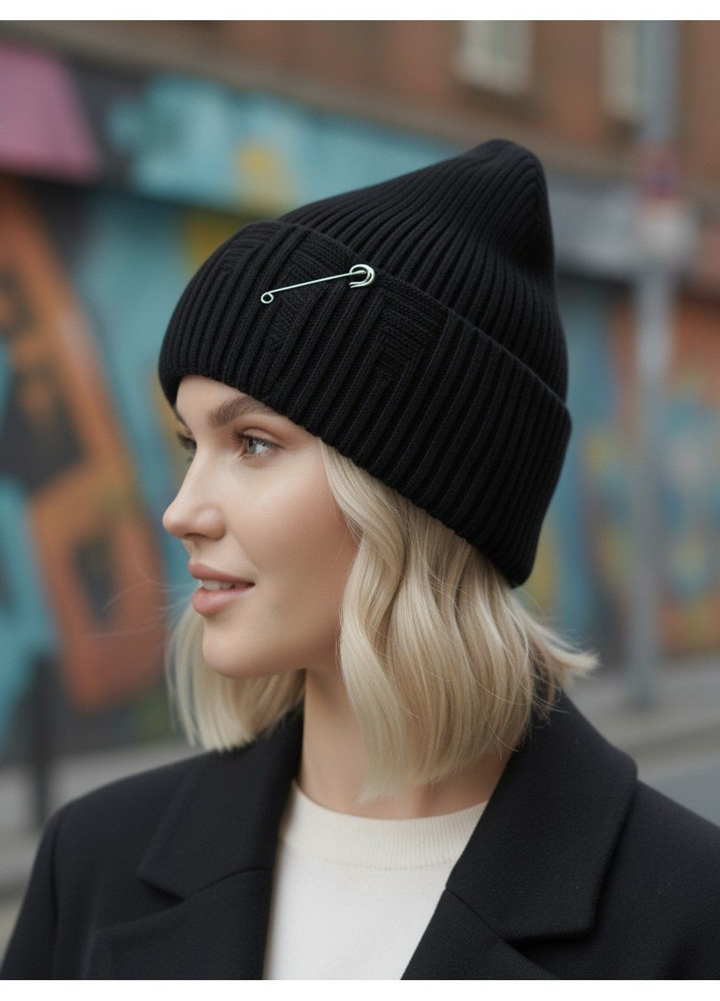 Шапка унісекс рванка з декоративною булавкою подвійна з відворотом чорна No Brand (363968695)