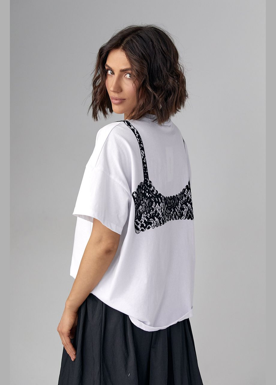Черно-белая летняя футболка oversize украшенная принтом в виде кружевного лифа Lurex