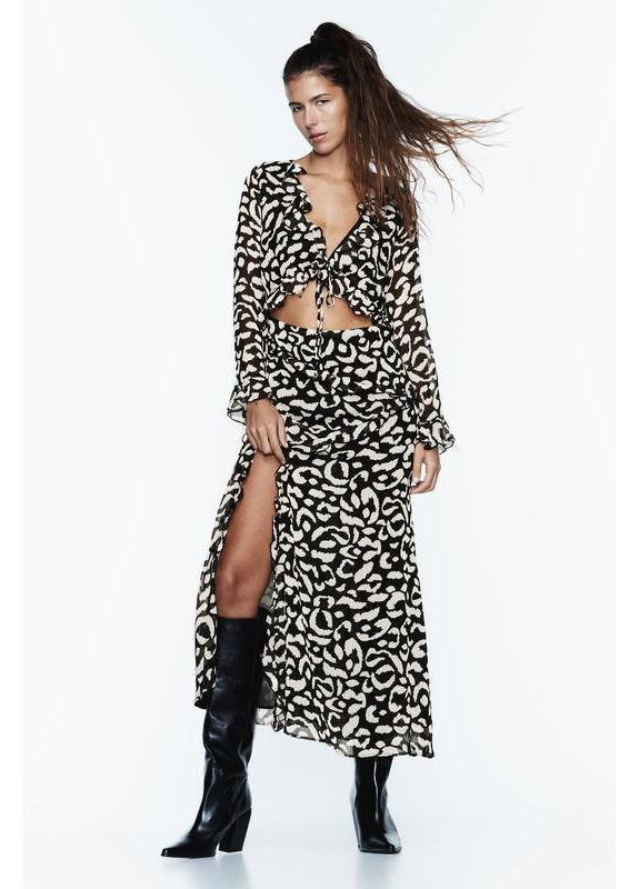 Чорна гарна сукня міді з вирізом на талії. Zara