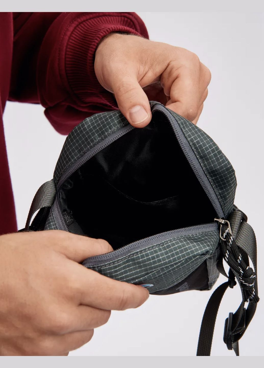 Водонепроницаемая сумка унисекс со съемным патчем в черном цвете. No Brand Мессенджер (322640237)