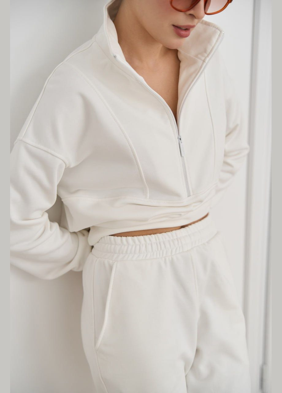 Жіночий костюм із стійкою колір білий р.L 451323 New Trend (282930623)