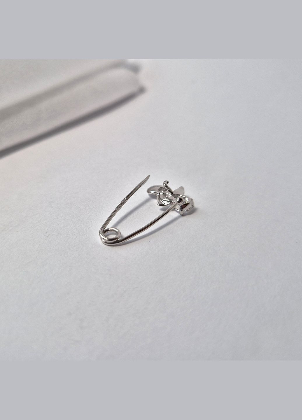 Срібна Брошка булавка шпилька Янгол із Білими каменями срібло 925 проби Родоване 7065р 1.40г No Brand (306742750)