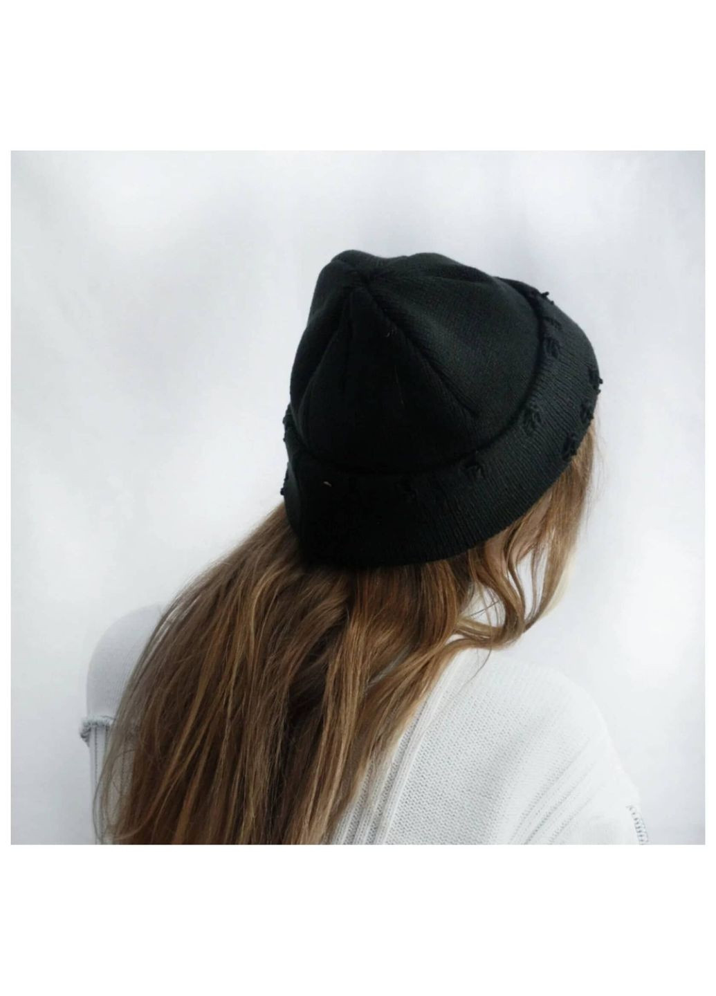 Шапка біні чорна з розрізами і металевими кільцями булавкою в стилі панк гранж ретро мінімалістична корейський к-поп аніме альт No Brand (314692867)