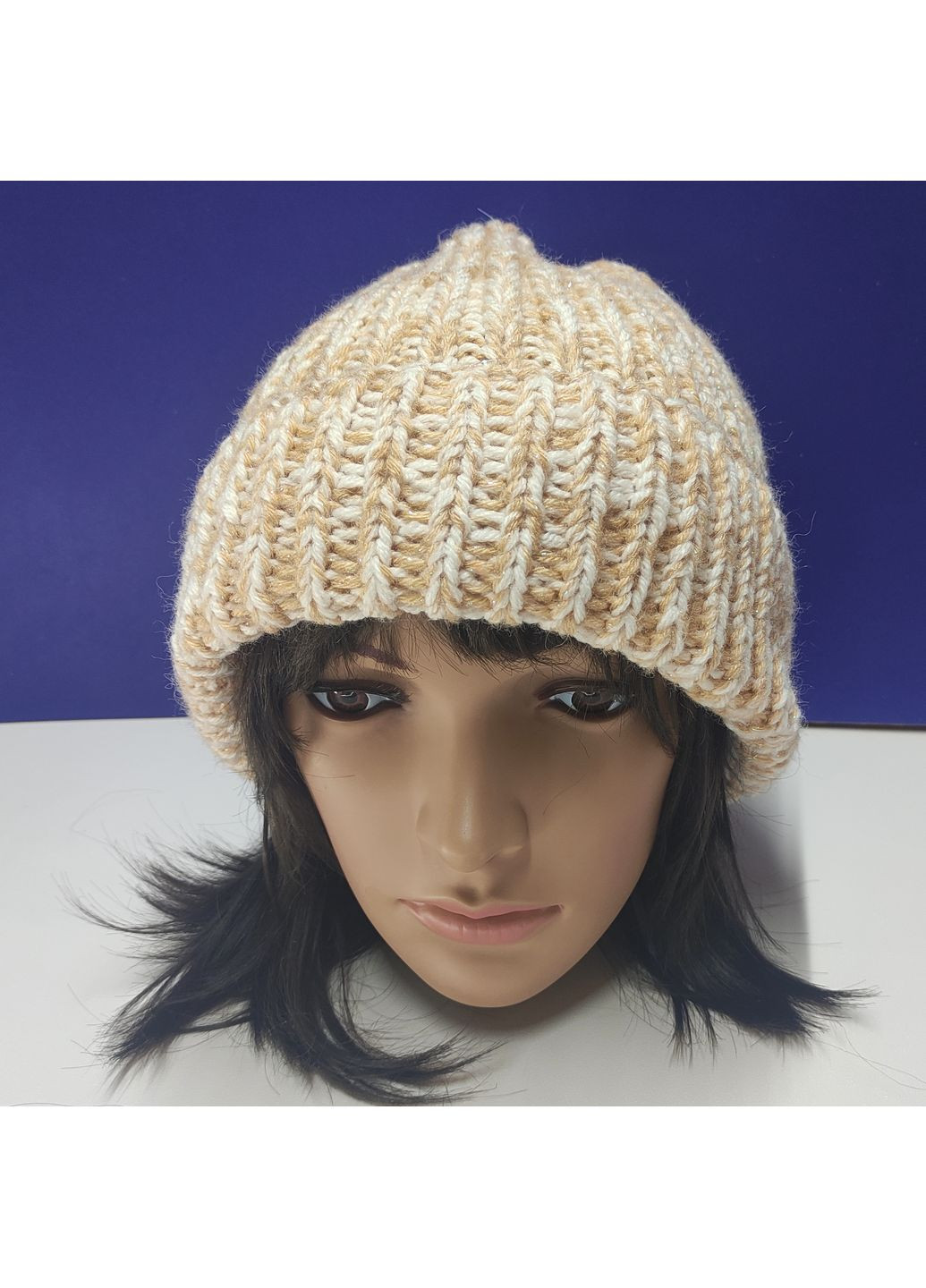 Жіноча шапка з відворотом, біло-бежевий мікс з люрексом, ручної роботи від, 50–58 см PRIGRIZ (369165092)