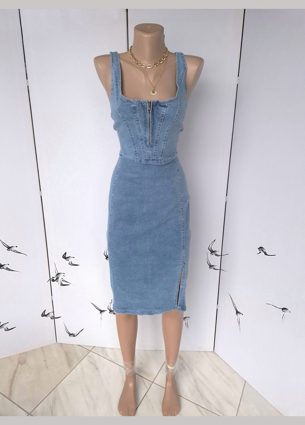 Голубое стрейчевое женское платье-сарафан с молнией на декольте No Brand