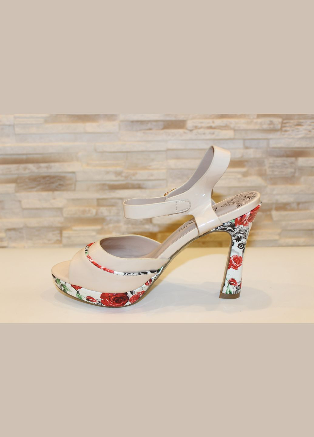 Бежевые босоножки женские бежевого цвета No Brand с ремешком лаковые, без декора