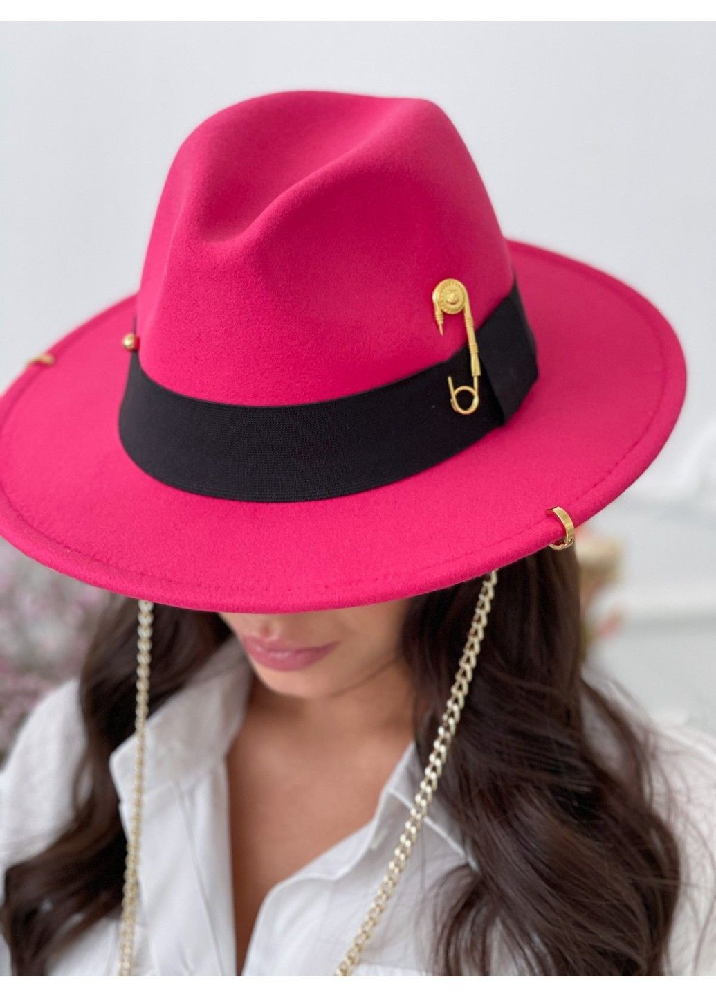 Шляпа женская Федора Calabria с металлическим декором и цепочкой малиновая (фуксия) No Brand (308448889)