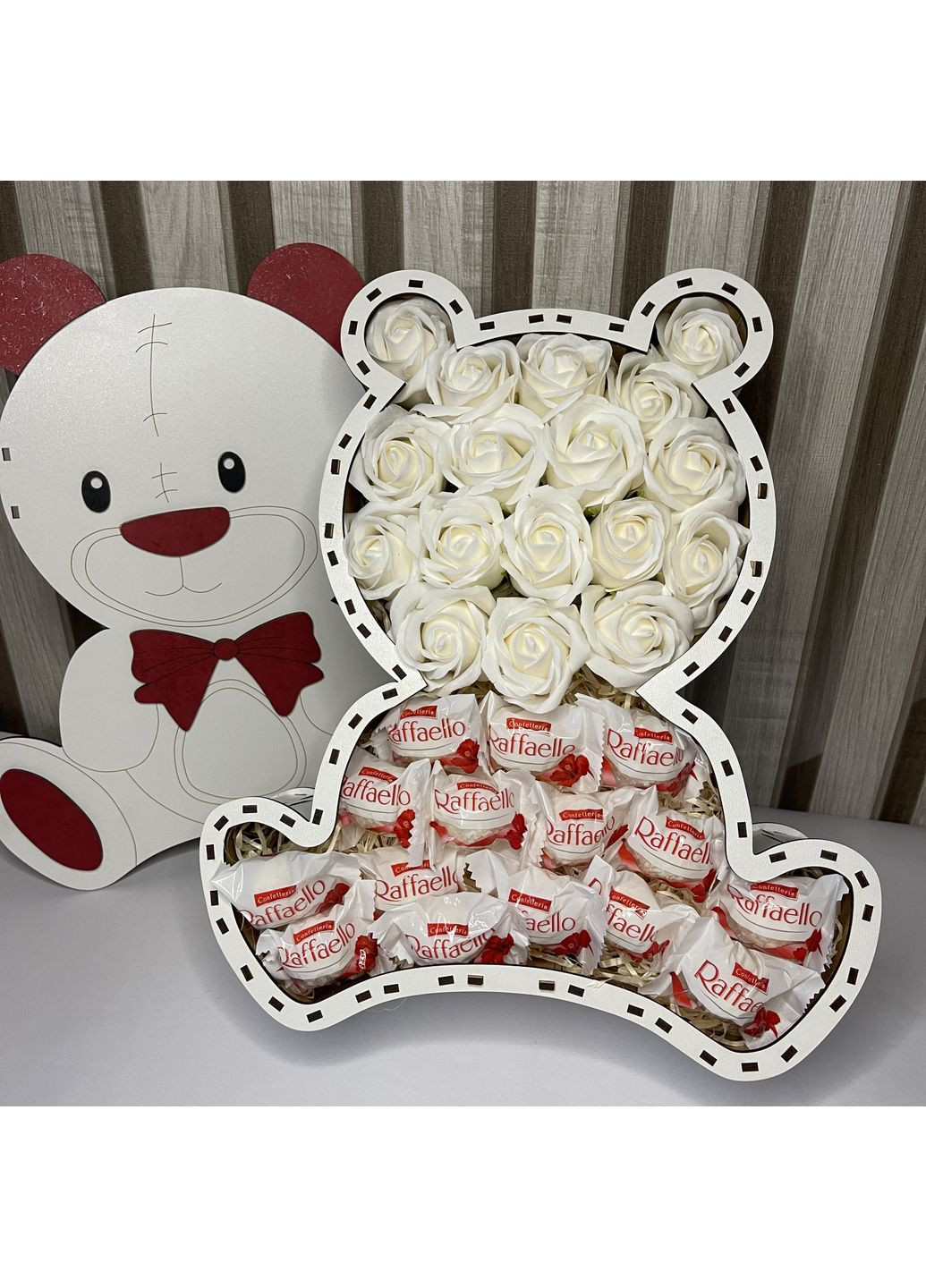 Подарочный бокс в деревянной коробке в форме ведмедя с мыльными розами и конфетами Raffaello No Brand (354820453)