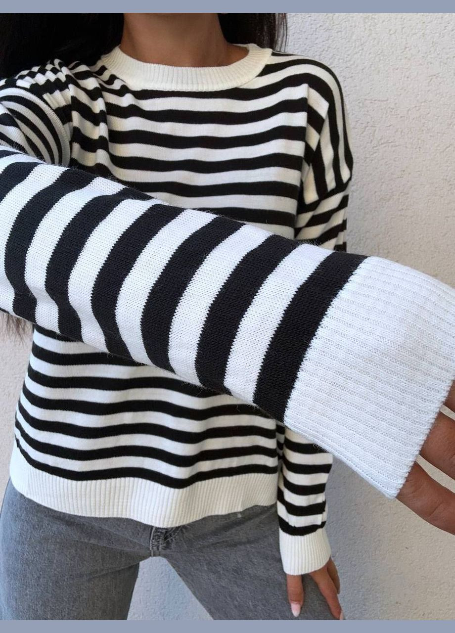 Черно-белый демисезонный трендовый свитер в полоску Vakko
