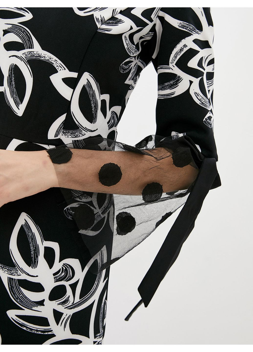 Комбінована чорно-біла сукня міді із зав'язками на рукавах - ua48 / eu42 Iren Klairie