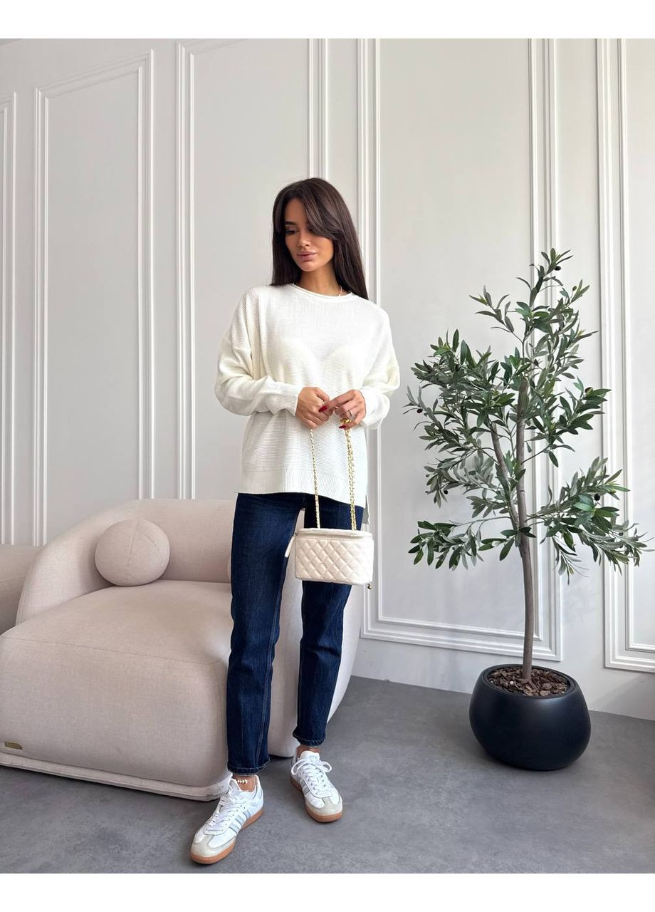 Молочный демисезонный женский свитер оверсайз с удлиненной спинкой MonCher
