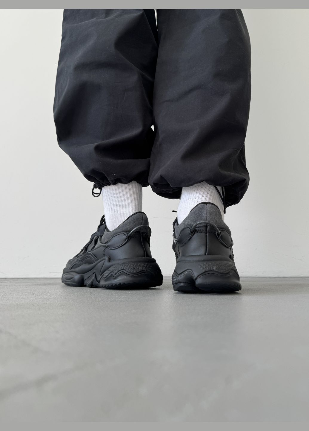 Черные демисезонные кроссовки мужские и женские adidas ozweego black | адидас озвиго черные No Brand