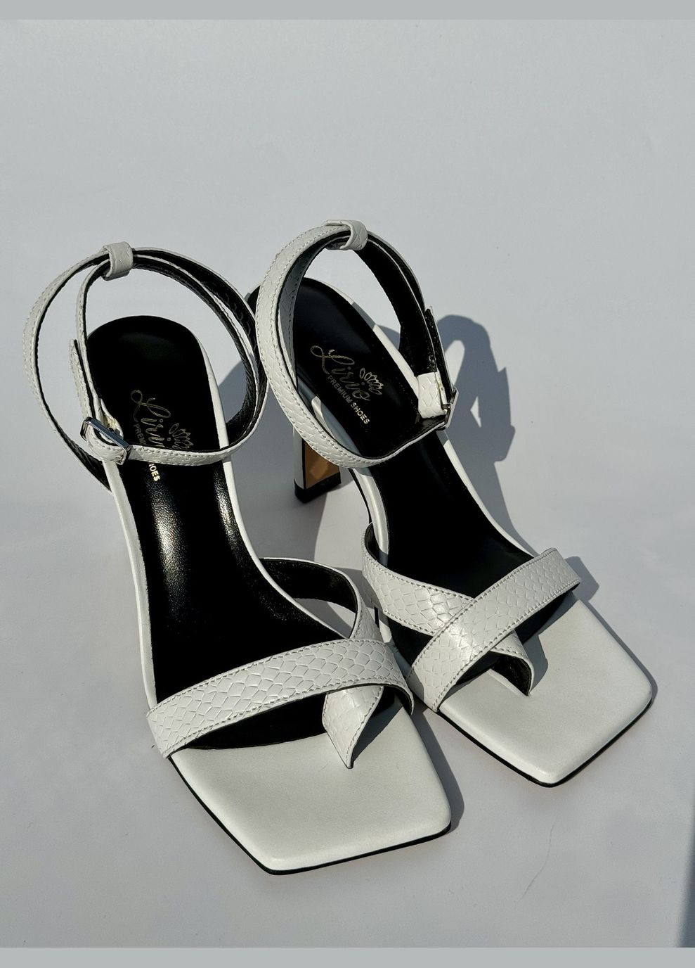 Белые босоножки Lirio