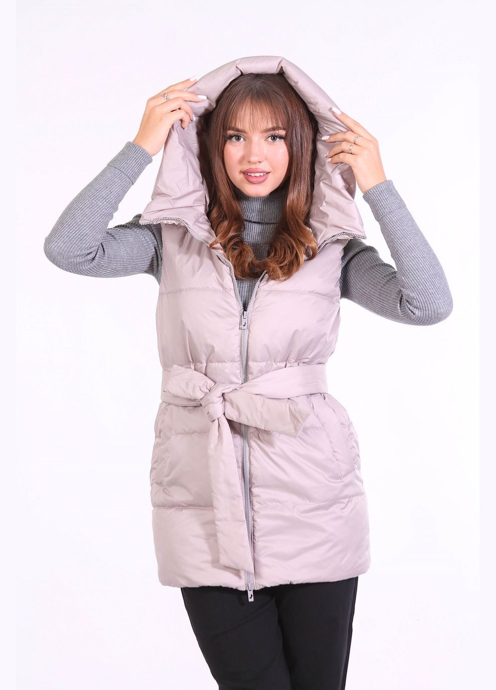 Жилетка тепла жіноча 9141 однотонний плащівка сіра Актуаль (305782257)